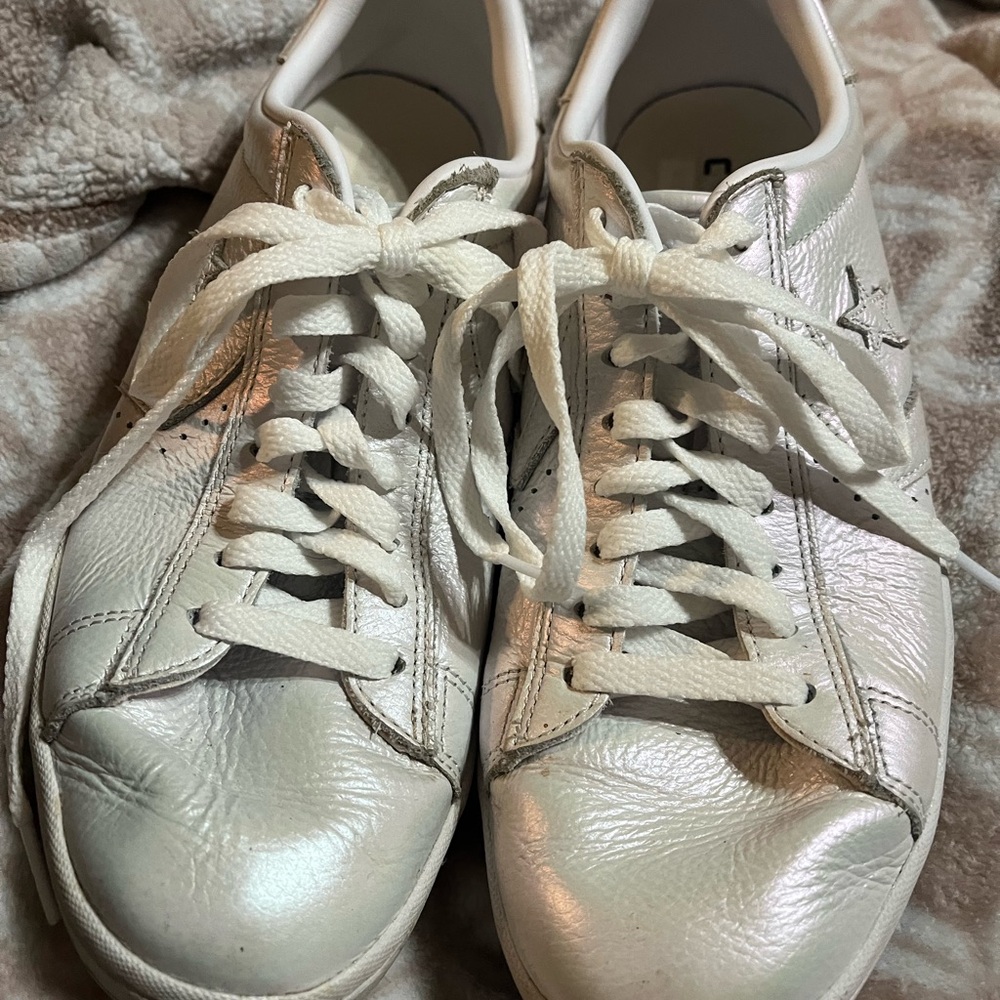 Super cute in Euc Converse White/Shimmery pearl color Shoes